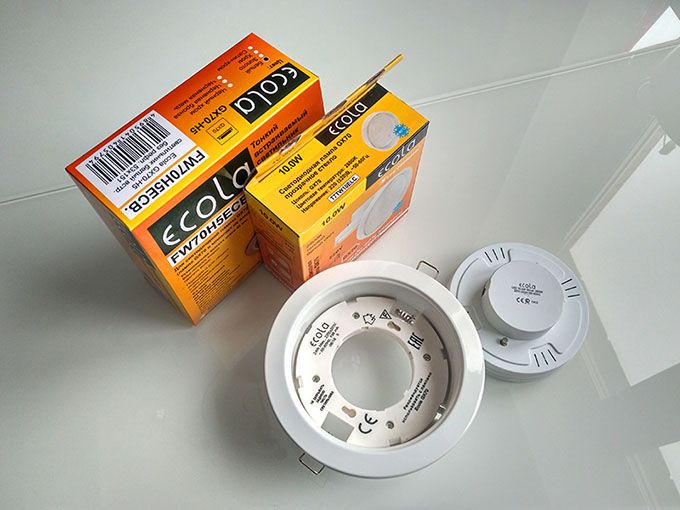 Встраиваемый светильник Ecola GX70-H5 белый с лампой 10W